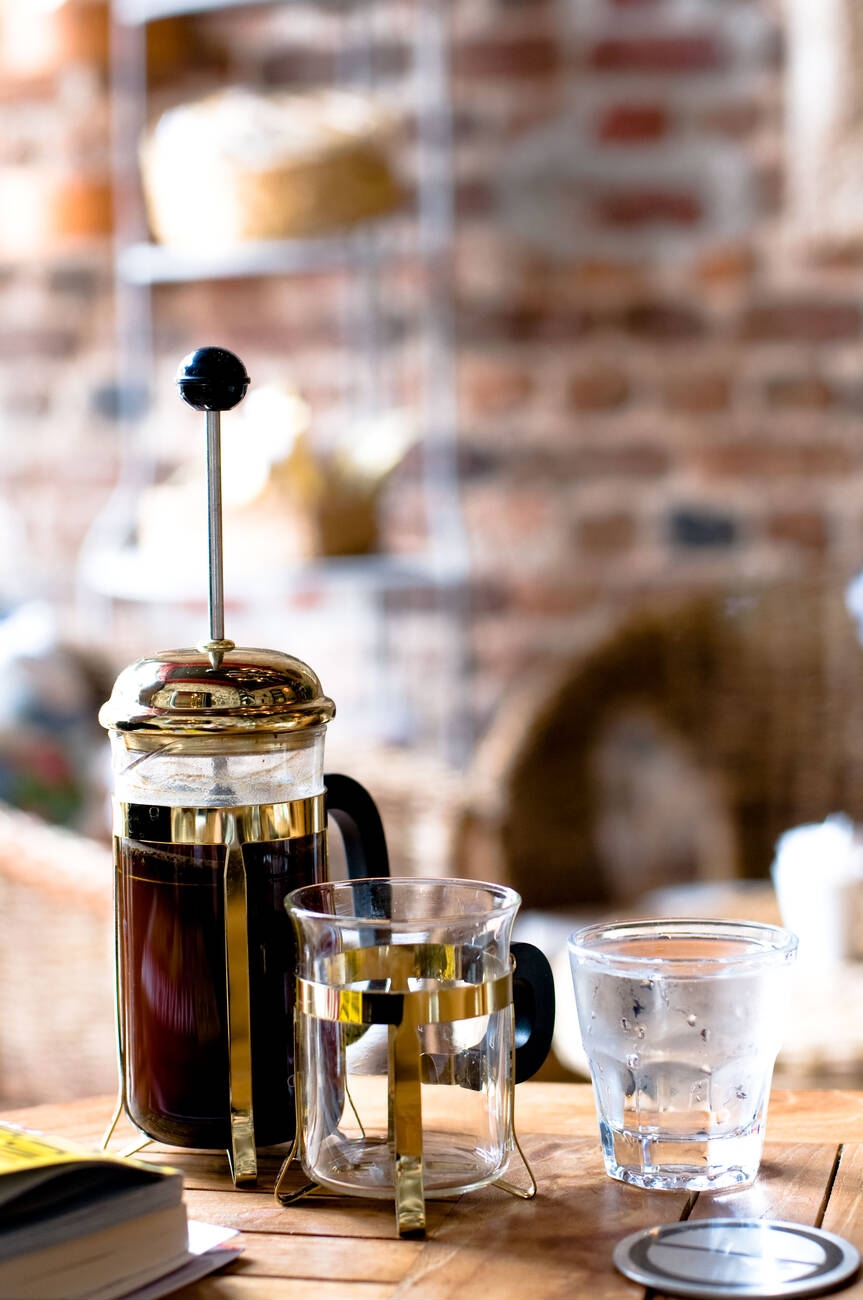 فرنچ پرس چیست و طرز استفاده از آن برای تهیه قهوه فرانسه و انواع دم نوش ها چگونه است؟